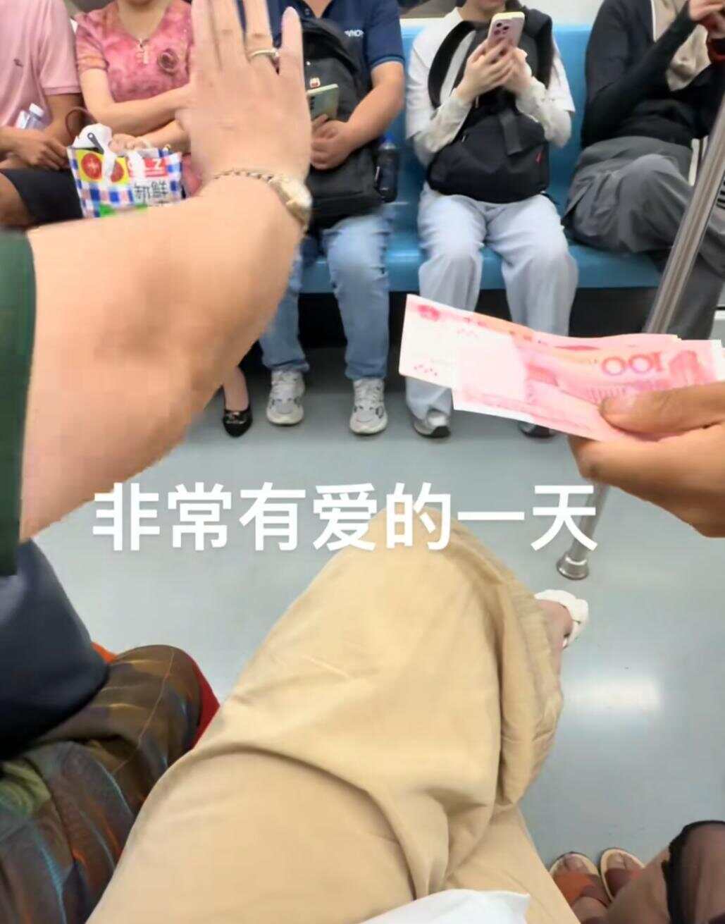 上海阿姨偶遇受伤男孩 塞给他500元上海阿姨偶遇受伤男孩，暖心善举展现人间真情
