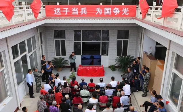 双胞胎哥哥一眼认出弟弟所在方队双胞胎哥哥一眼认出弟弟所在方队，独特的识别能力与深厚的兄弟情感