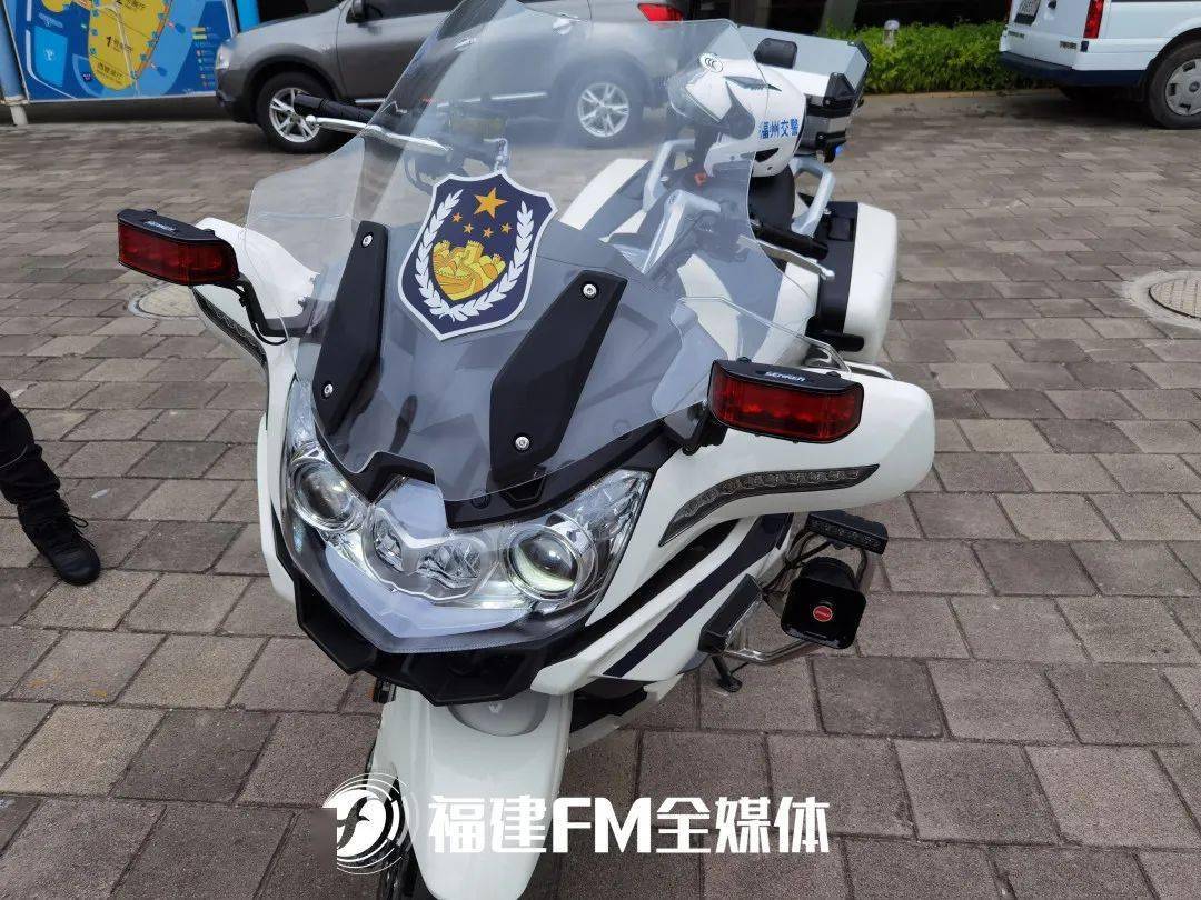 阅兵结束后先进装备亮相北京街头阅兵结束后先进装备亮相北京街头，展现国防实力与科技创新